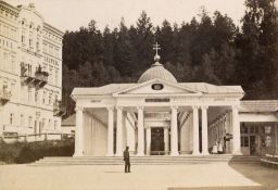 Mariánské Lázně, Kolonáda Křížového pramene (před 1879, kdy byla přestavěna budova Zasílatelství minerálních vod —zde schovaná za kolonádou)
