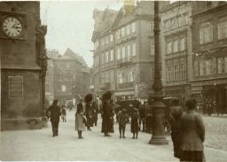 Čestná stráž před volební místností na Staroměstské radnicí, 20. - 26. 11.1895