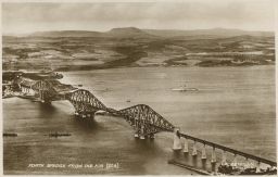 Železnice most Forth Bridge from Air Scotland Edinburg