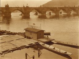 Karlův most a staroměstská půjčovna loděk, kolem 1912