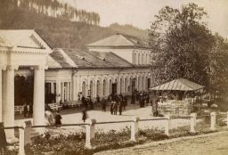 Mariánské Lázně, Hlavní kolonáda a železný hudební pavilon (před 1875, kdy byl hudební pavilon nahrazen litinovým)