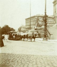 Koňka před Muzeem Království českého v Praze, kolem 1899