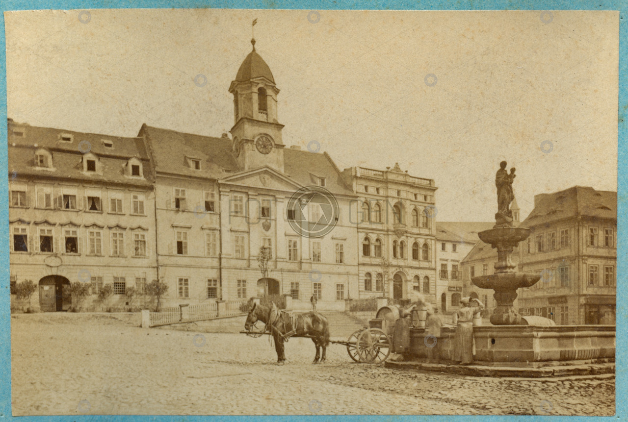 Teplice, Tržní náměstí s radnicí a kašnou