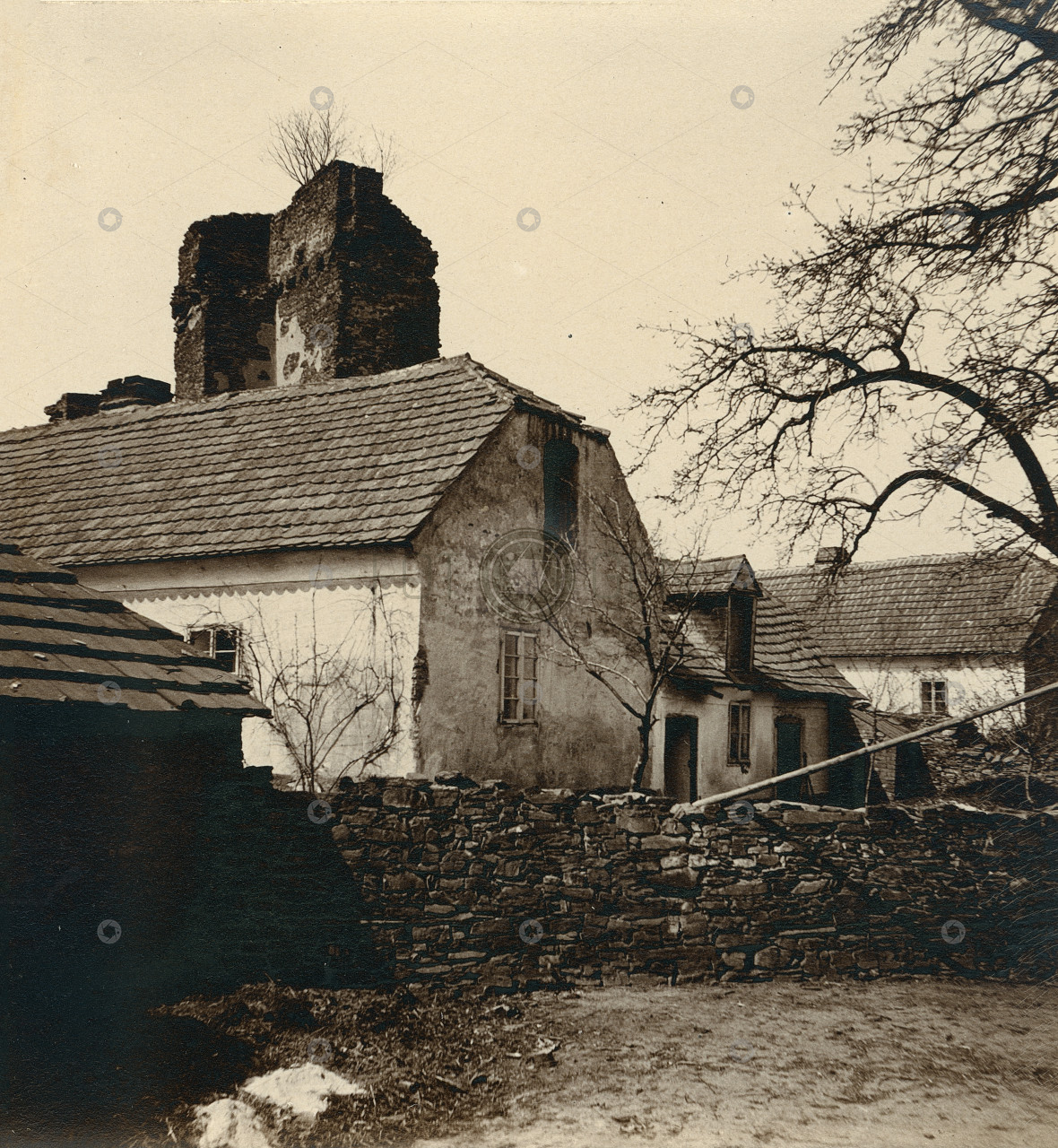 Domek v Říčanech, v pozadí zbytky hradu, polovina stereofotografie