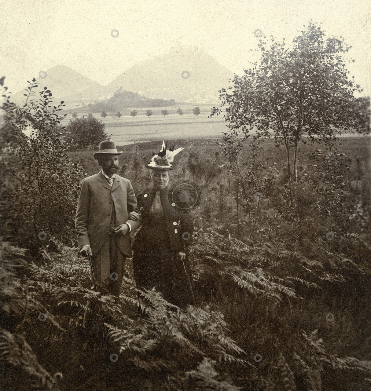 Rodinný výlet pod Bezdězem, manželský pár, polovina stereofotografie (Dobový text: Lesní svah u stanice Bezděz)