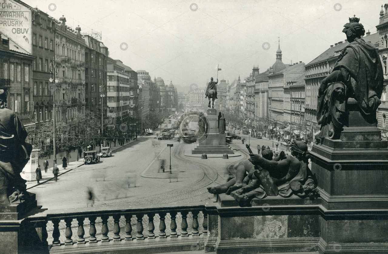 Praha, Václavské náměstí z rampy Národního muzea a pomník sv. Václava