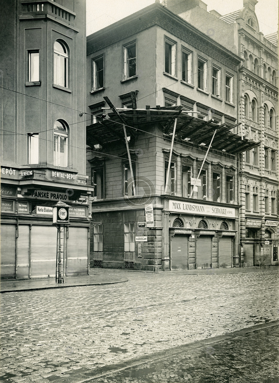 Praha, Nové Město, roh ulice Nekázanka a Jindřišské za demolice domu na č.p. 876
