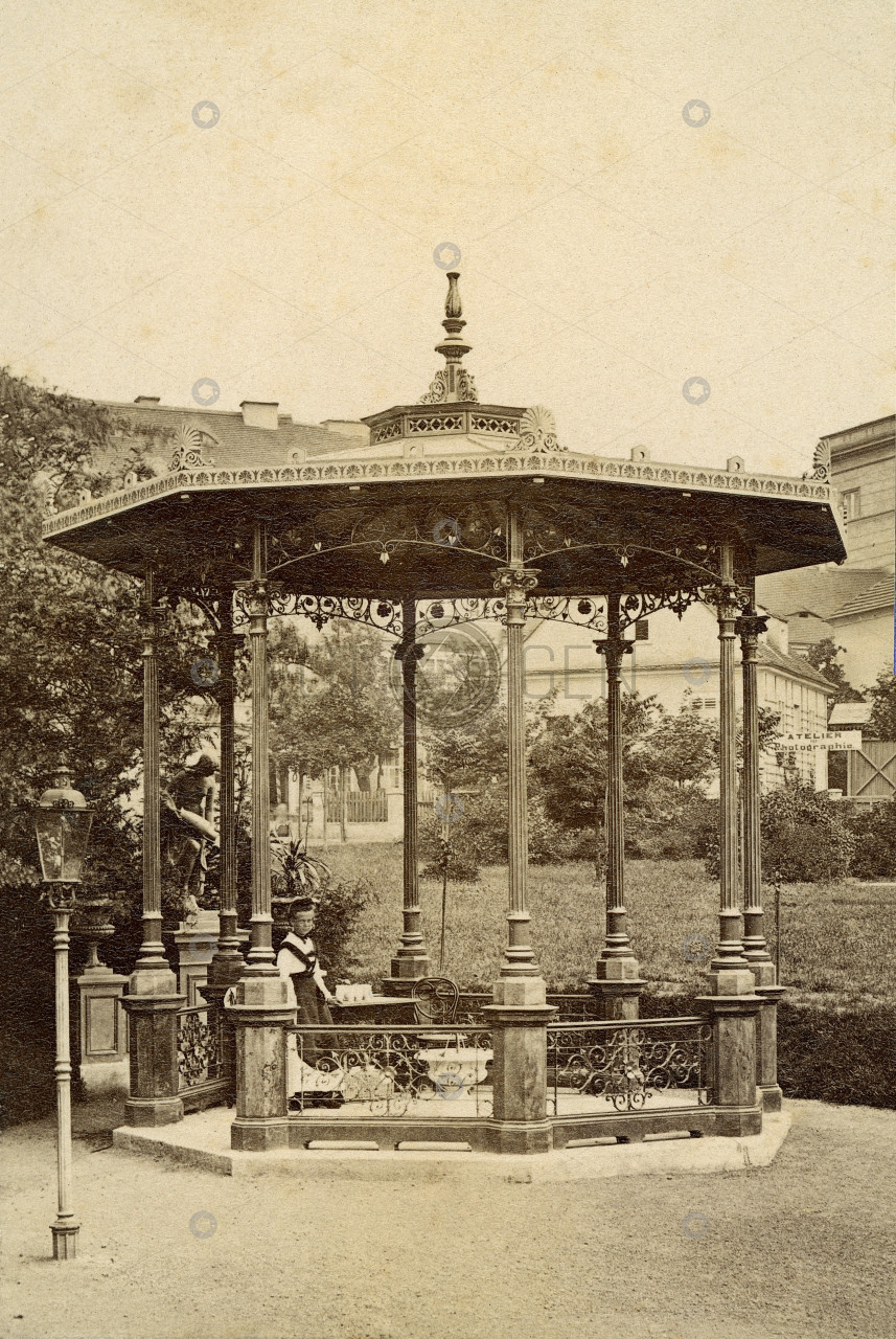 Teplice, Pavilon s pramenem Prazdroj (Urquelle) v Lázeňské zahradě