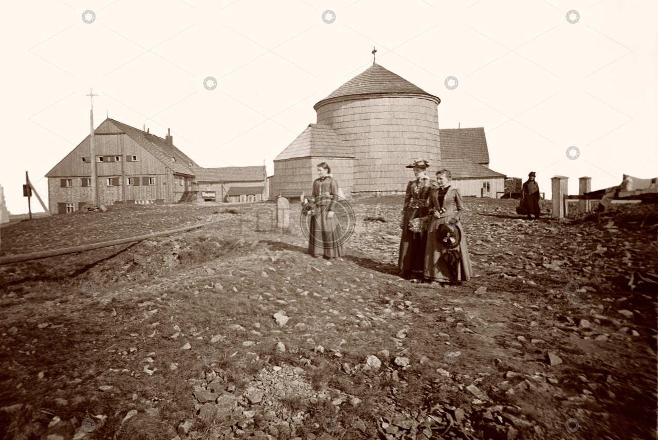 Krkonoše, turistky na Sněžce, stereonegativ