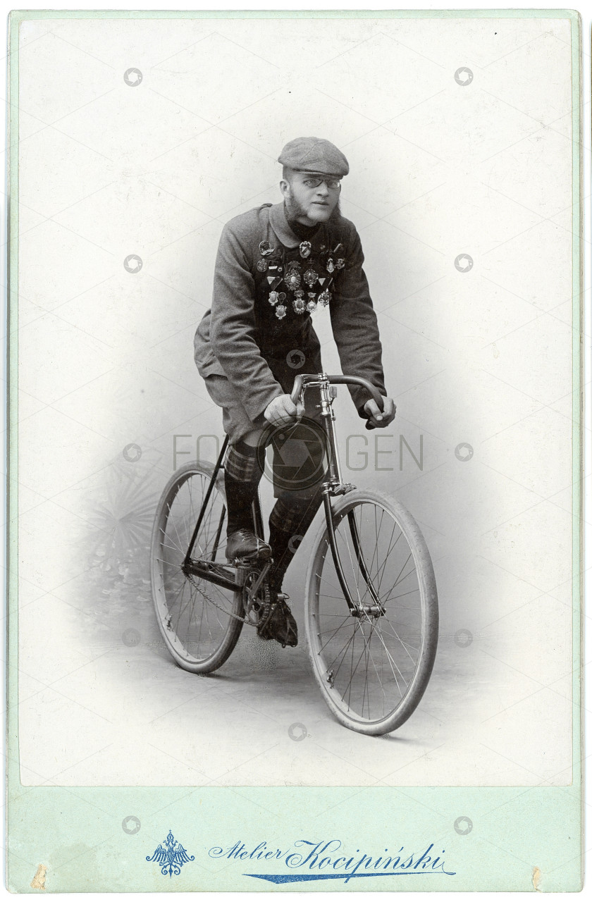 Cyklistický závodník Robert Malý, kolem 1895, kabinetka