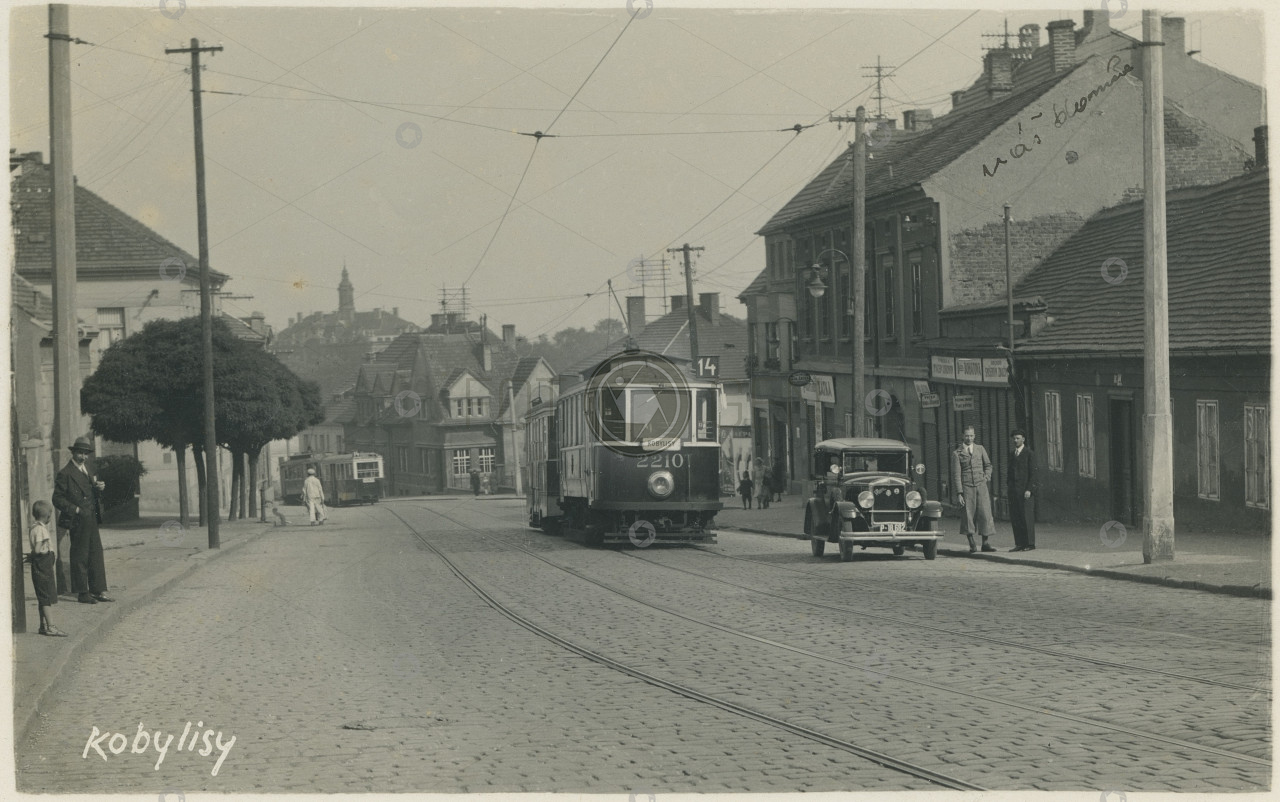 Praha Kobylisy tramvaj č. 14 obchod Zátka 1934