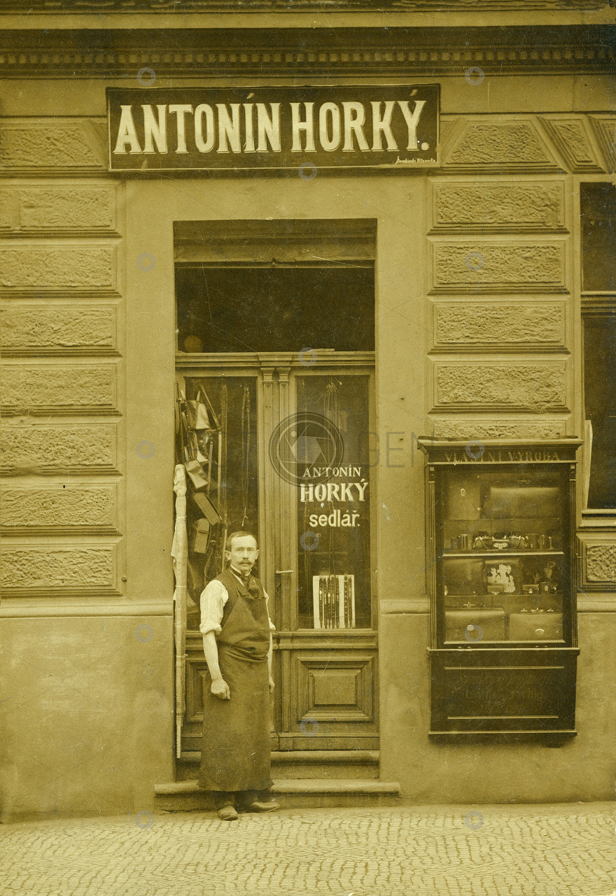 Sedlář Antonín Horký před svou provozovnou, kolem 1908, 166 x 120 mm