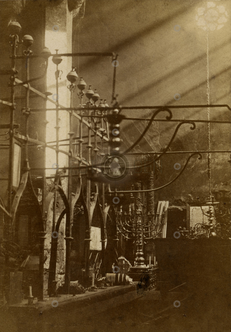 Interiér Staronové synagogy, vizitka Rok vzniku snímku dle datované fotografie v UDU.