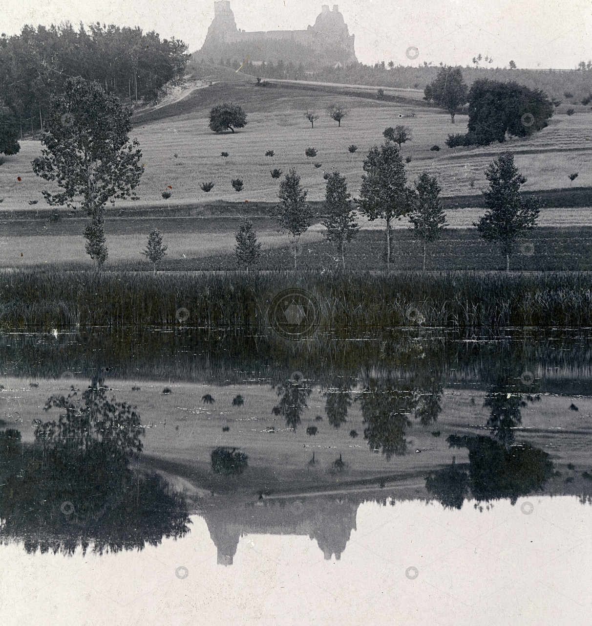 Hrad Trosky v zrcadlení vody, polovina stereofotografie