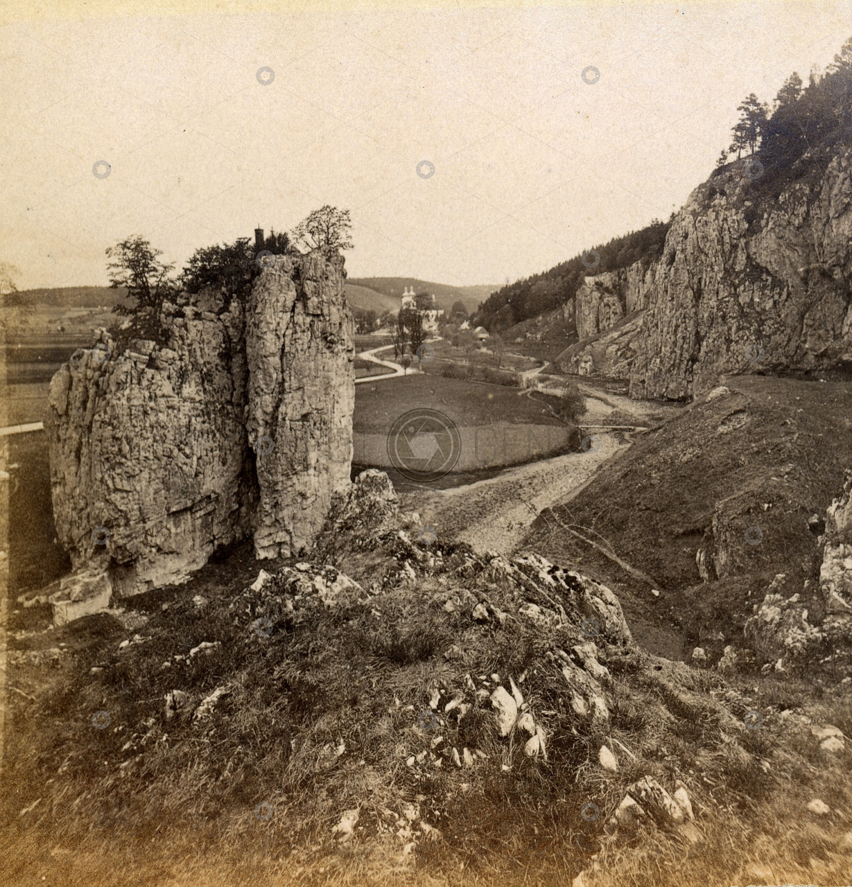 Vyústění Sloupské jeskyně, polovina stereofotografie