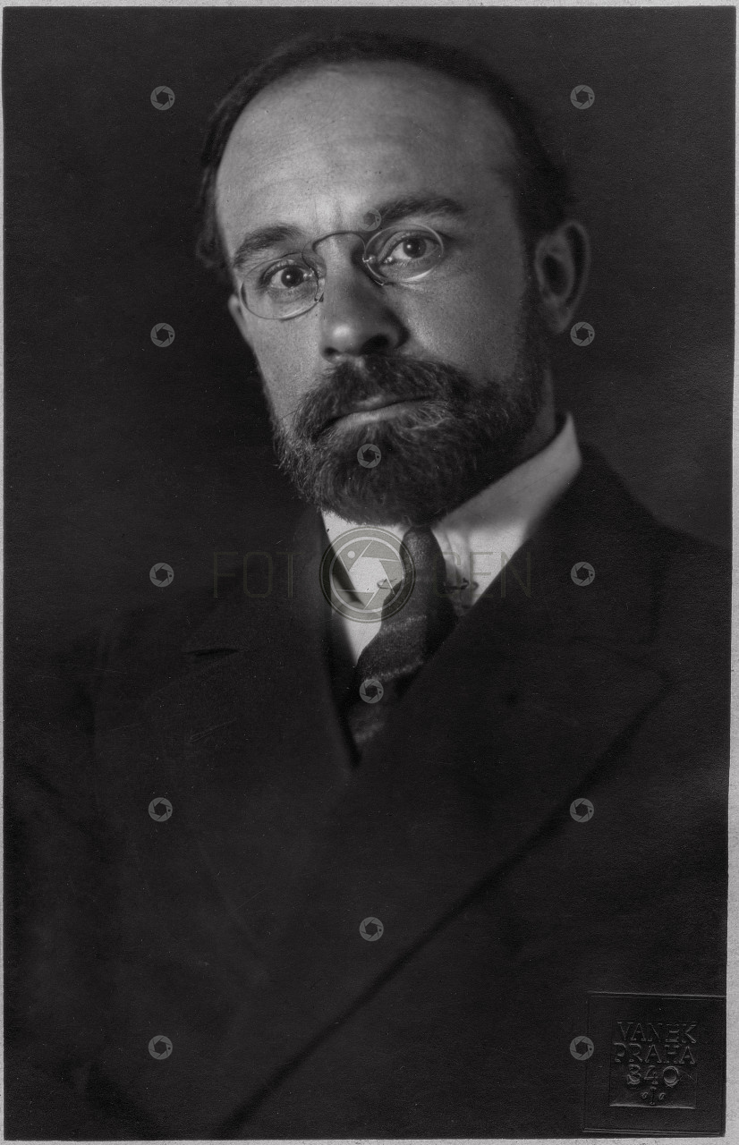 ? V .R. Vilshau, houslista (není jednoznačně určeno)